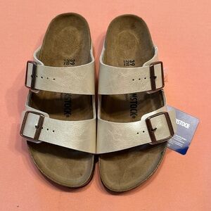 New Birkenstock Leather Sandals. Size 39. Cream.